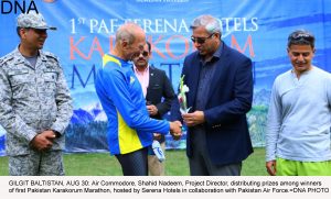 GILGIT BALTISTAN, AUG 30: Air Commodore, Shahid Nadeem, Project Director, distributing prizes among winners of first Pakistan Karakorum Marathon, hosted by Serena Hotels in collaboration with Pakistan Air Force.=DNA PHOTO