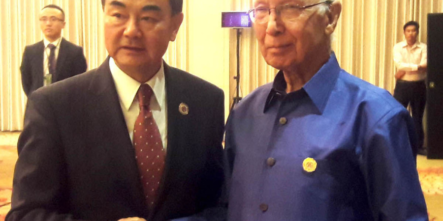 Sartaj meets Chinese FM on the sidelines of ARF