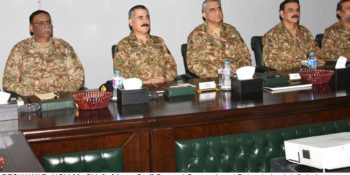 PESHAWAR, NOV 30: Chief of Army Staff General Qamar Javed Bajwa being briefed about operation in Waziristan on Wednesday.=DNA PHOTO