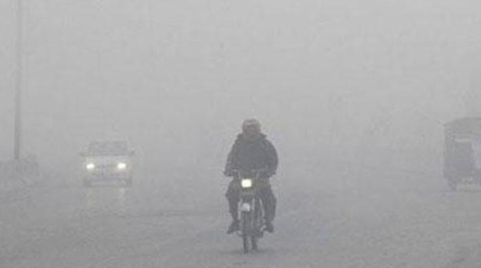 Heavy fog descends in Karachi, flights disturbed