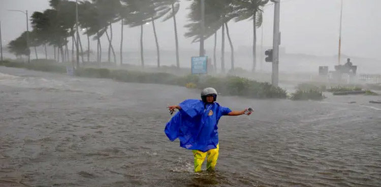 Thai storm leaves trail of floods, blackouts, spares tourist islands