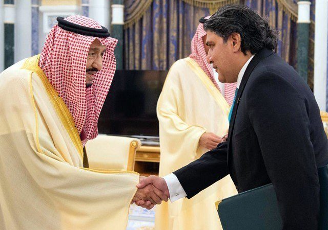 Pakistan’s envoy Raja Ali Ejaz presents credentials to Saudi king