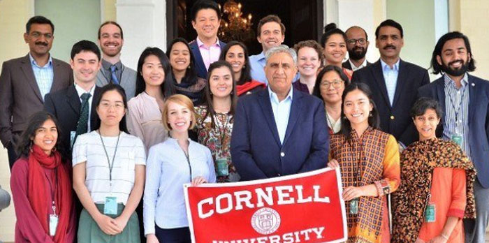 Students from US Cornell University meet coas gen. Bajwa