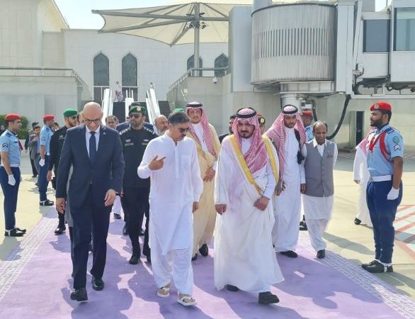 PM Kakar leaves Jeddah for Islamabad, Farewelled by Makkah Deputy Governor