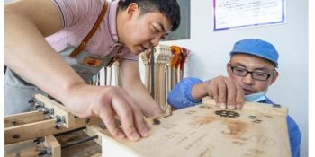 Man in Inner Mongolia leads fellow farmers to prosperity through horse-head fiddle manufacturing