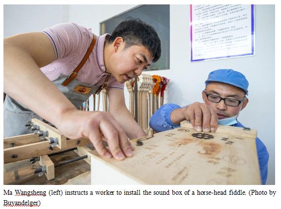 Man in Inner Mongolia leads fellow farmers to prosperity through horse-head fiddle manufacturing