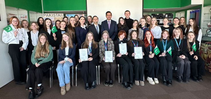 Ambassador connects with Belarusian youth through art, food & dialogue