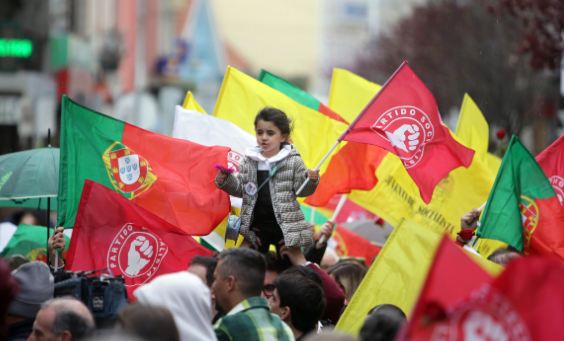 Portugal votes with centre-right poised to oust Socialists