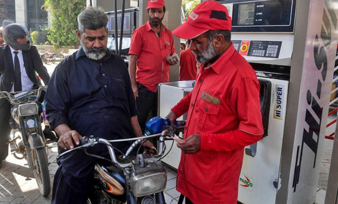 Govt announces massive reduction in petrol, diesel prices