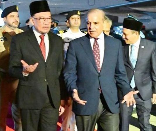 PM Shehbaz welcomes Malaysian PM to Pakistan on 3-day visit