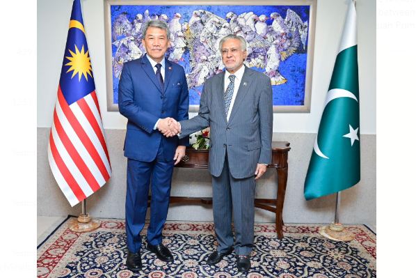 Pakistan, Malaysia Strengthen Ties: Ishaq Dar welcomes Malaysian FM