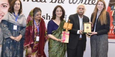 PST confers Akse Khushboo award on British author & broadcaster from a Pakistani family’s line 