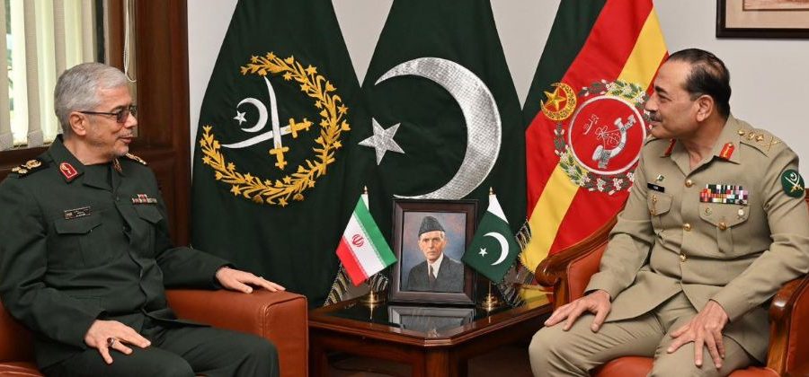 Iranian military chief meets COAS at GHQ