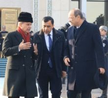 Uzbek PM Aripov sees off PM Shehbaz Sharif in Tashkent