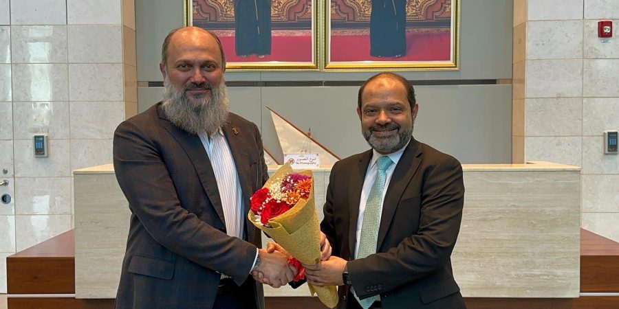 Commerce minister embarks on official Oman visit