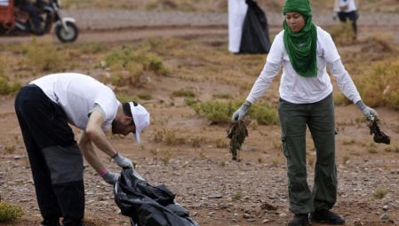 Morocco volunteers on Sahara clean-up mission