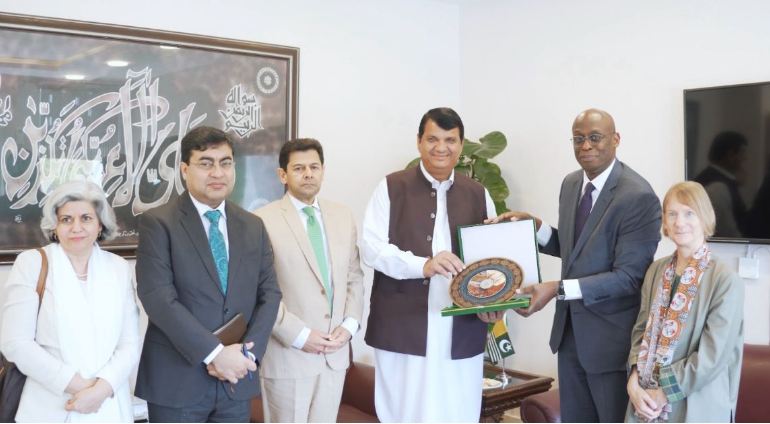 UNHCR Official meets Pakistan minister to discuss Afghan repatriation