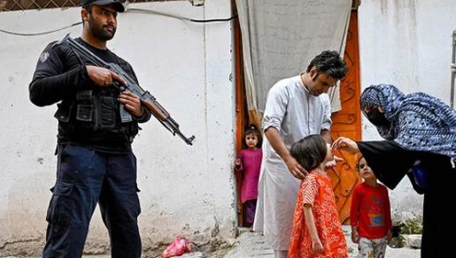 Policeman protecting polio workers martyred in Nushki