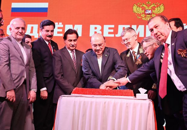 President Zardari greets Putin on Victory Day, seeks deeper ties