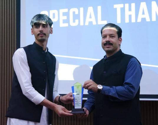 Sabahat Rahim Baig wins Youth Leadership Award Pakistan in Peshawar
