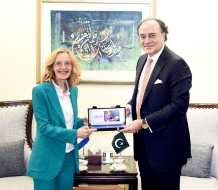 Dutch envoy bids farewell to finance minister