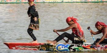 Indonesian child's viral fame draws tourists to boat race