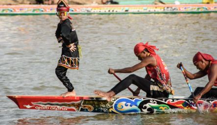 Indonesian child's viral fame draws tourists to boat race