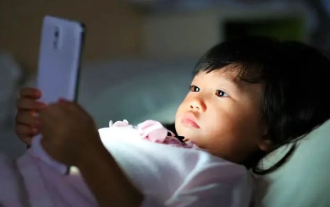 Japanese city proposes 2-hour daily smartphone limit to tackle health concerns