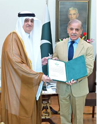 Saudi envoy presents FII Invitation from Crown Prince to PM