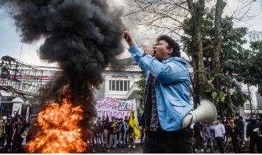 Indonesia leader in damage control, installs loyalists after protests