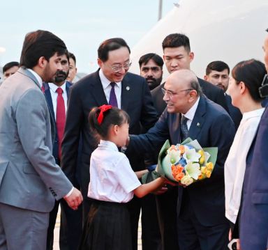 President Zardari arrives in Chengdu, China