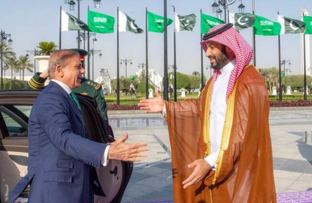 Saudi Crown Prince Receives Pakistani PM in Riyadh