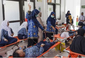 Indonesia free meals programme under fire after thousands sickened
