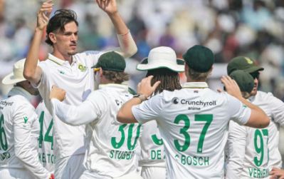 Harmer stars as South Africa bowl out India for 93 to win Test