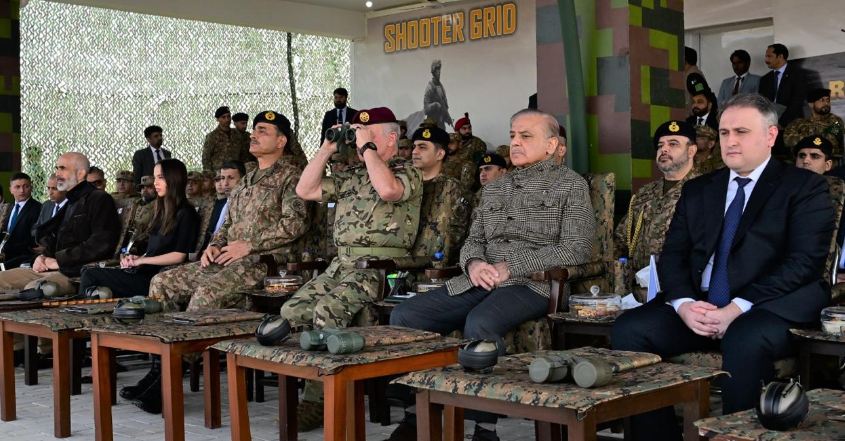 King Abdullah II watches joint military drills in Pakistan