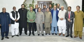 Zafar Bakhtawari hosts dinner honouring UK's Raja Ishtiaq