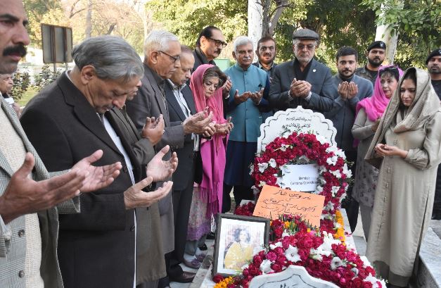 Literary trust and fans offer fateha at Poet Parveen Shakir grave in Islamabad