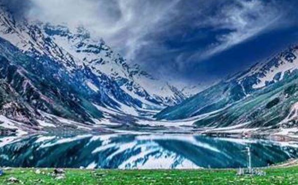 Snow-covered mountains transform Saifullah Lake & Neelum Valley into tourist hotspots: report