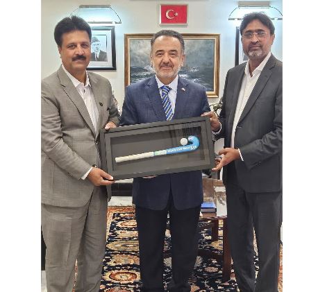 Hockey legends honor Turkish Ambassador in Islamabad