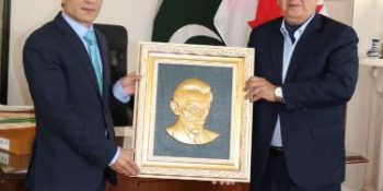 Artist presents medallion portrait of Jinnah to high commission in Canada