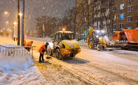Snowfall disrupts Moscow as city services work to clear streets
