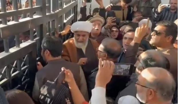 Islamabad Red Zone sealed as opposition stages sit-in outside parliament over Imran's health concerns