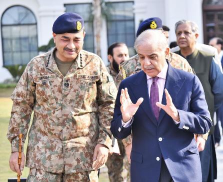 PM visits GHQ, briefed on Afghan border situation
