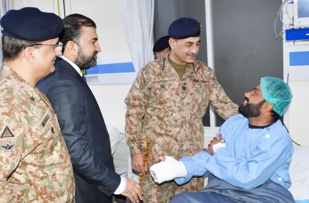 CDF Munir, Balochistan CM visit hospital, commend injured security personnel
