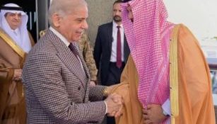 PM Shehbaz visits Saudi Arabia to De-escalate tensions