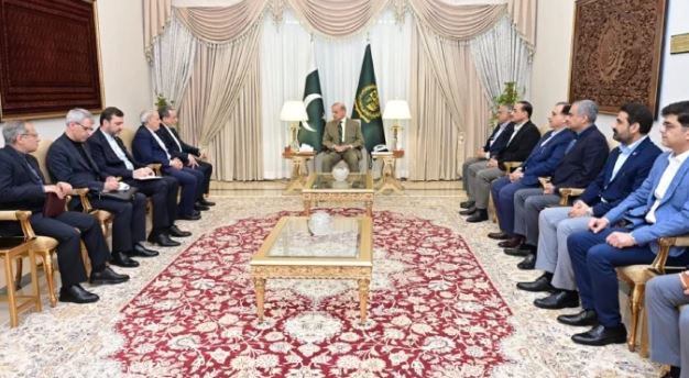 Iran's FM holds talks with PM Shehbaz, CDF Munir amid fresh push for US-Iran dialogue