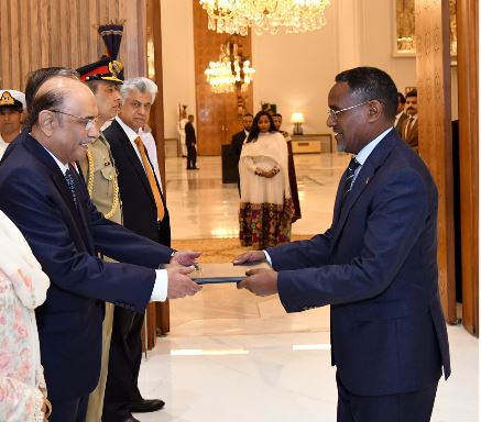 Ambassador Oumer presents credentials to President of Pakistan