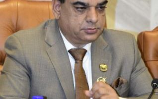 Business community backs government amid economic crisis