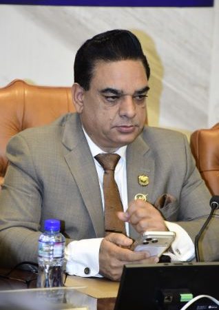 Business community backs government amid economic crisis