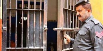14 prisoners escape from prison
